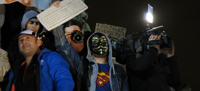 Illustration for article titled Miles de personas protestan en Budapest contra el impuesto de Internet
